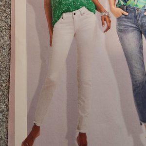 CAbi skinny jeans in brite white NWT Spring 2022 Size 6